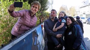 Nicola Sturgeon se hace una foto con una familia en campaña electoral. 