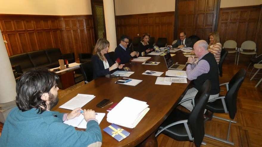 Los asistentes a la reunión en el viejo salón de plenos del Ayuntamiento de Llanes, ayer.