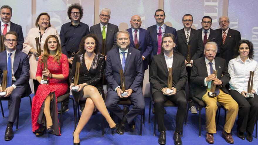 Foto de familia de los premiados al finalizar el acto de entrega de los galardones.