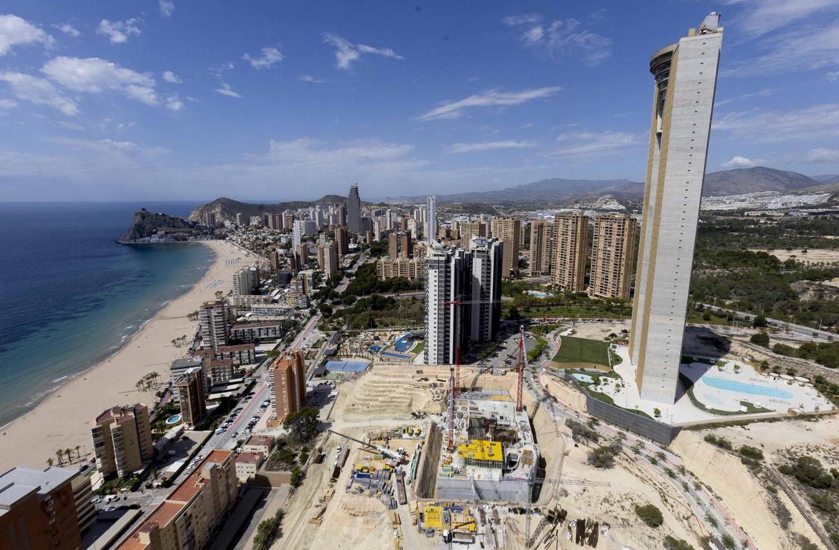 Benidorm sienta la base del rascacielos residencial más alto de Europa Benidorm sienta la base del rascacielos residencial más alto de Europa