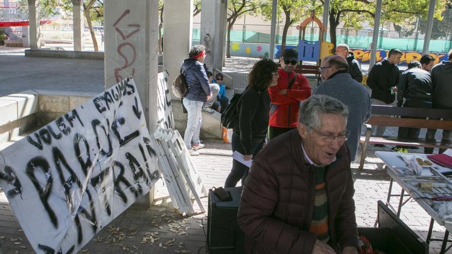 Vecinos en una mesa informativa a favor del parque central