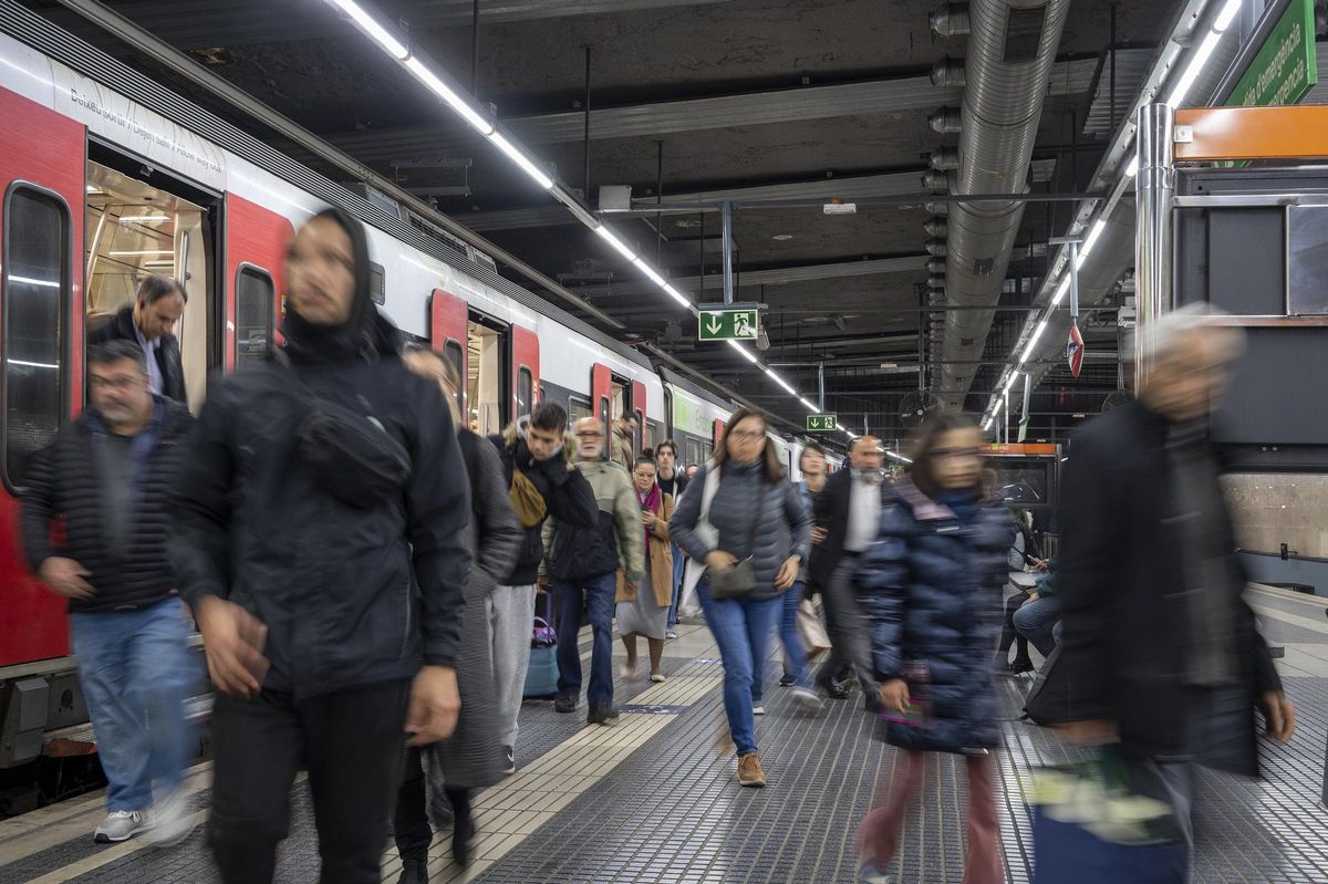 Pasajeros de Ferrocarrils, el pasado febrero, en la estación de Espanya