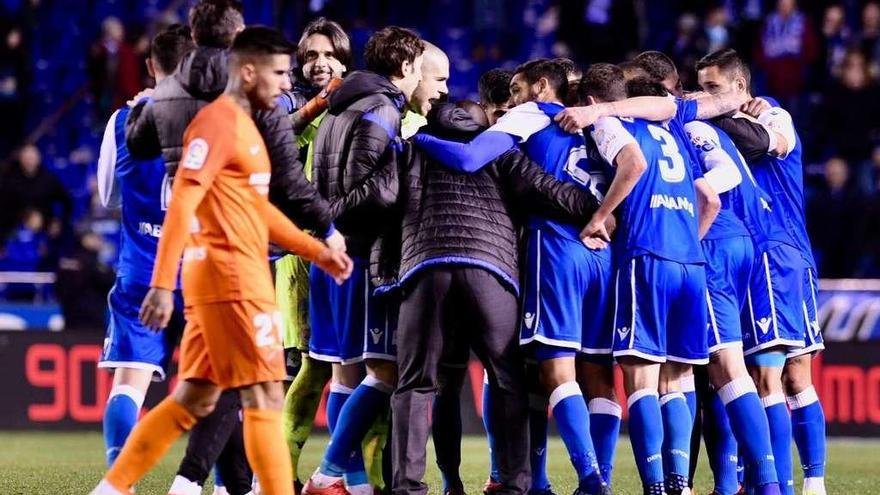 Los futbolistas del Deportivo celebran su triunfo contra el Málaga en Riazor el pasado 6 de abril.