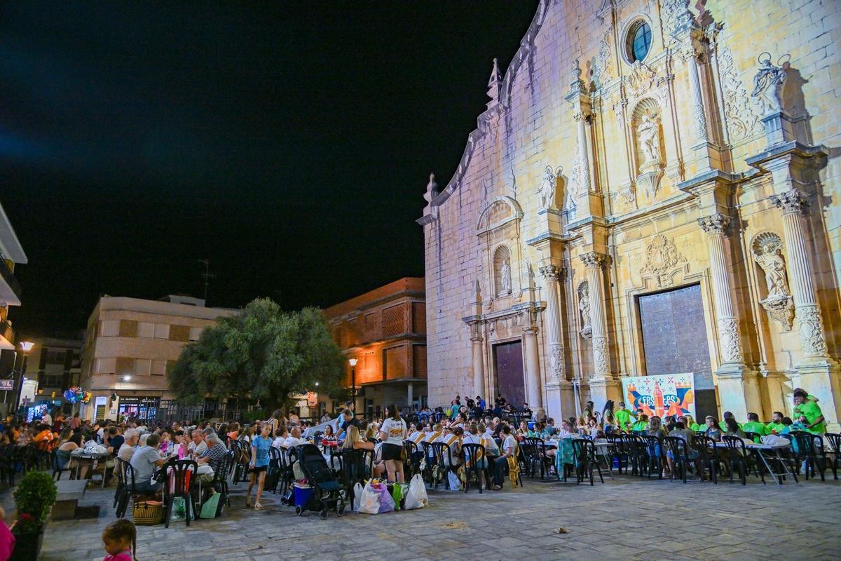 Multitudinario 'sopar de pa i porta' en una edición anterior.