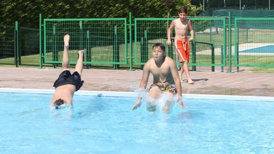 Niños se bañan en la piscina de la Ciudad Deportiva.