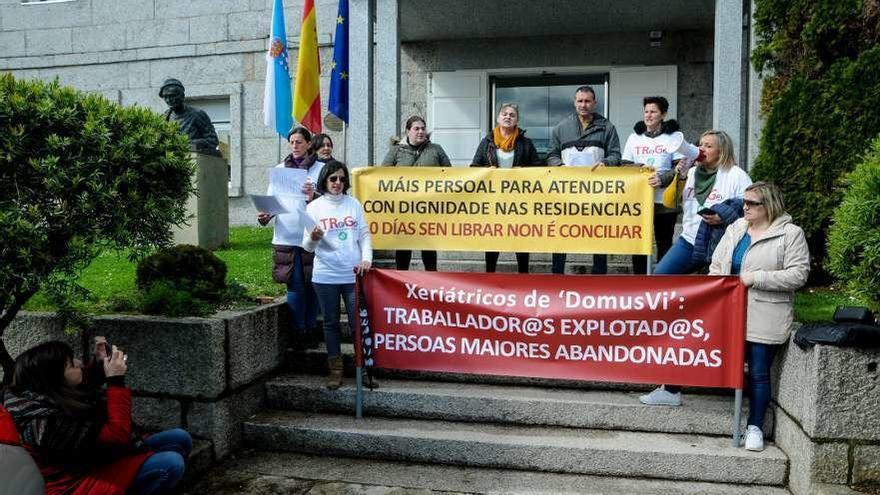 Protesta de trabajadores del geriátrico de Ribadumia, la semana pasada. // Iñaki Abella