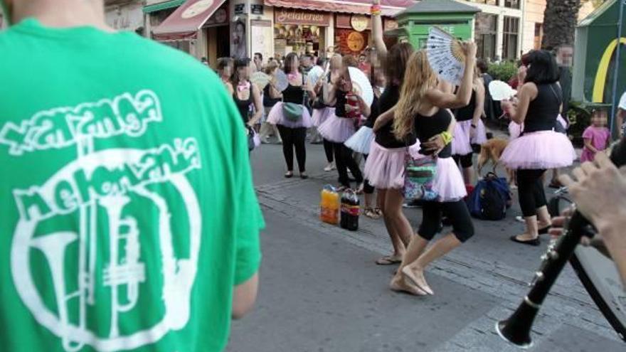 Un grupo de jóvenes se divierte en una despedida de soltera con charanga en la calle.