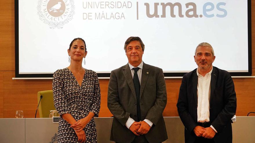 El rector de la UMA, Teodomiro López (centro); el director de la Fguma, Diego Vera; y la presidenta de la Fundación Kareema, Nadia Katy Gil, presentan la segunda edición de las Becas Talento.
