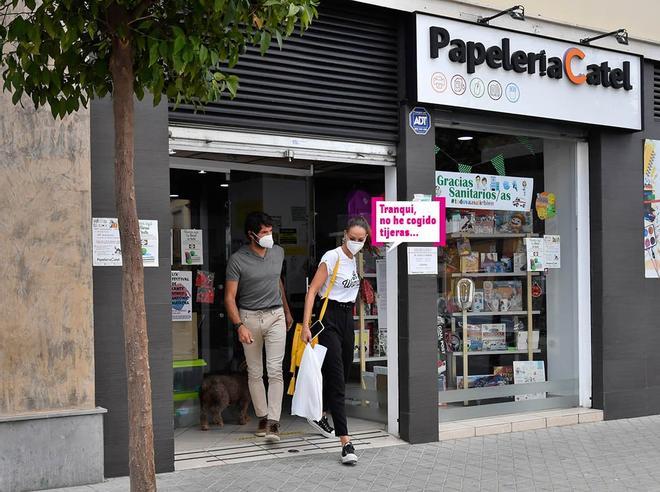 Eva González y Cayetano Rivera saliendo de una papelería