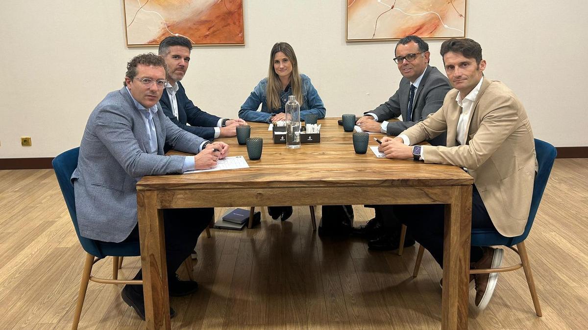 Encuentro entre representantes de la Unión Hotelera Compostela y de Ryanair
