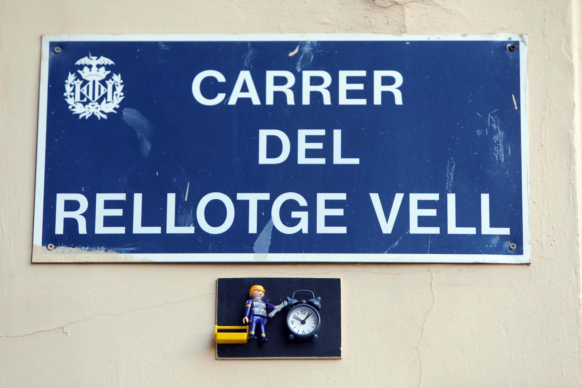 Figuras de Playmobil adornan las placas de calles en el centro de València