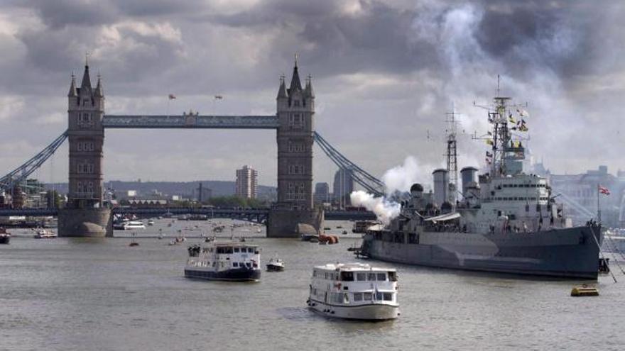 La mayor flotilla de la época contemporánea pasa por el rio Támesis bajo el Tower Bridge (Puente de la Torre de Londres), en una foto de archivo.