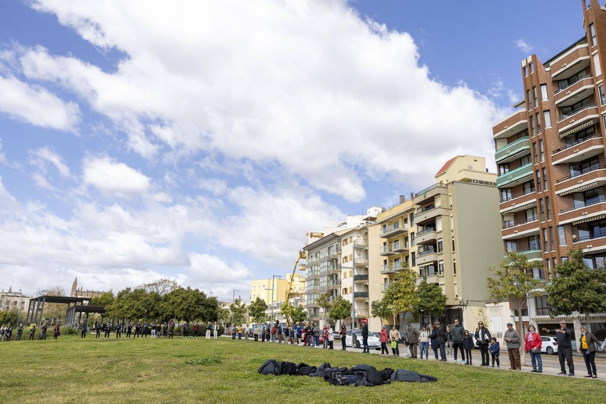 Más de 200 personas forman una cadena humana contra el macroproyecto de GESA al grito de “¡Parque sí, cemento no!” Más de 200 personas forman una cadena humana contra el macroproyecto de GESA al grito de “¡Parque sí, cemento no!”