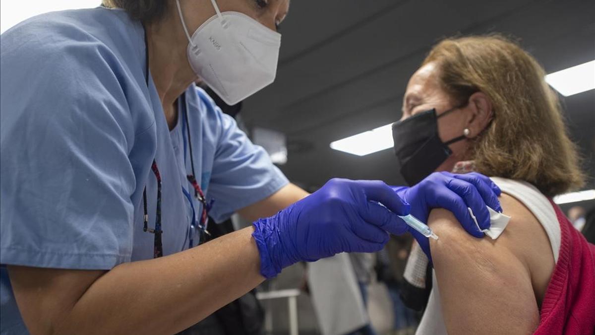 Una trabajadora sanitaria administra la primera dosis de la vacuna AstraZeneca contra el Covid-19 a una persona en el Wizink Center  a 9 de abril de 2021  en Madrid  (Espana)  El dispositivo  puesto en marcha este viernes por la Comunidad de Madrid y coordinado por el SUMMA 112  esta organizado para inocular la vacuna de Astrazeneca a mas de 4 000 personas al dia  con edades comprendidas entre 60 y 65 anos   09 ABRIL 2021 VACUNA ASTRAZENECA WIZINK CENTER  Alberto Ortega   Europa Press  09 04 2021