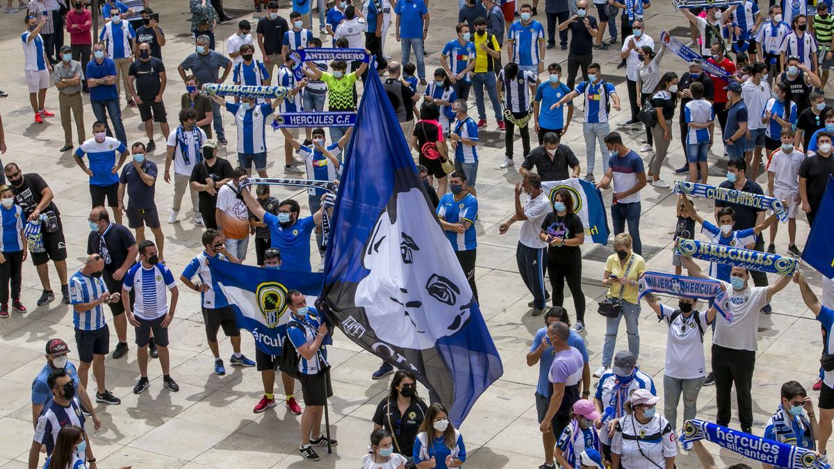 La afición del Hércules protesta por la mala situación del club