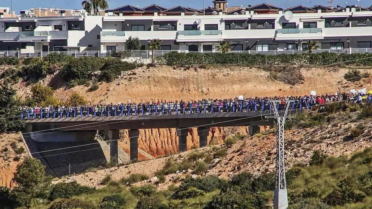Un numeroso grupo de vecinos cruza el actual puente sobre la AP-7 durante una masiva protesta en 2018