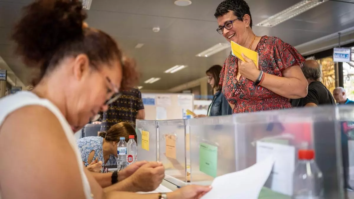 Cierran los colegios electorales de Canarias