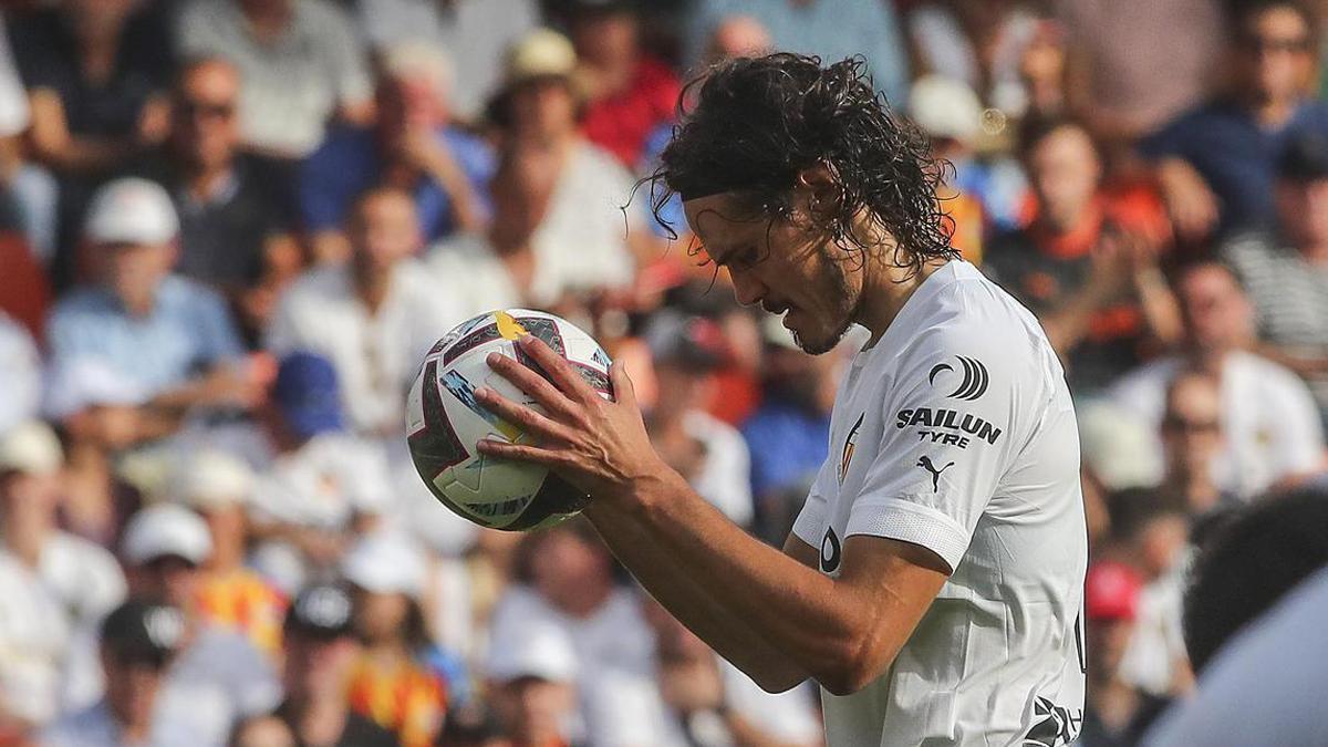 Edinson Cavani, preparado para lanzar un penalti