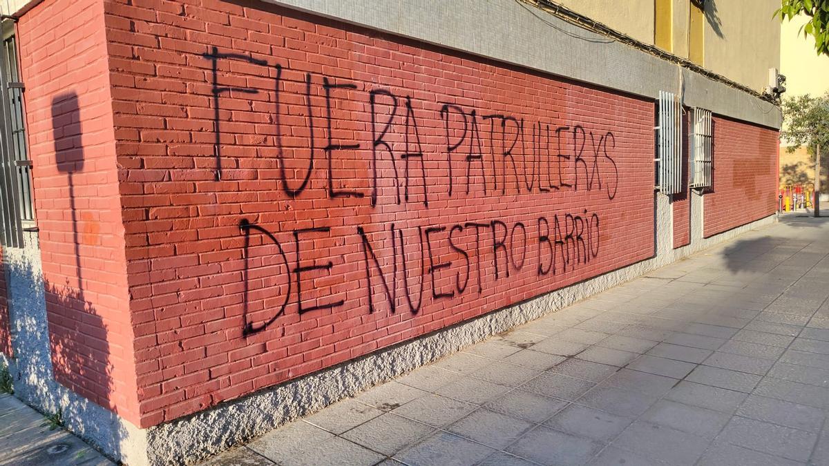 Uno de los grafitis contra el GAR de la Policía Local con los que ha amanecido este miércoles El Cerezo.