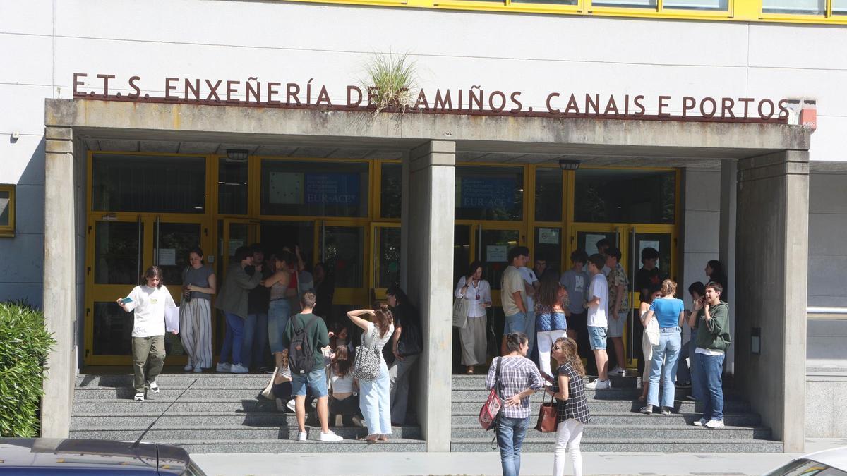 Entrada de la Escola Técnica Superior de Enxeñería de Camiños, Canais e Portos de la Universidade da Coruña.