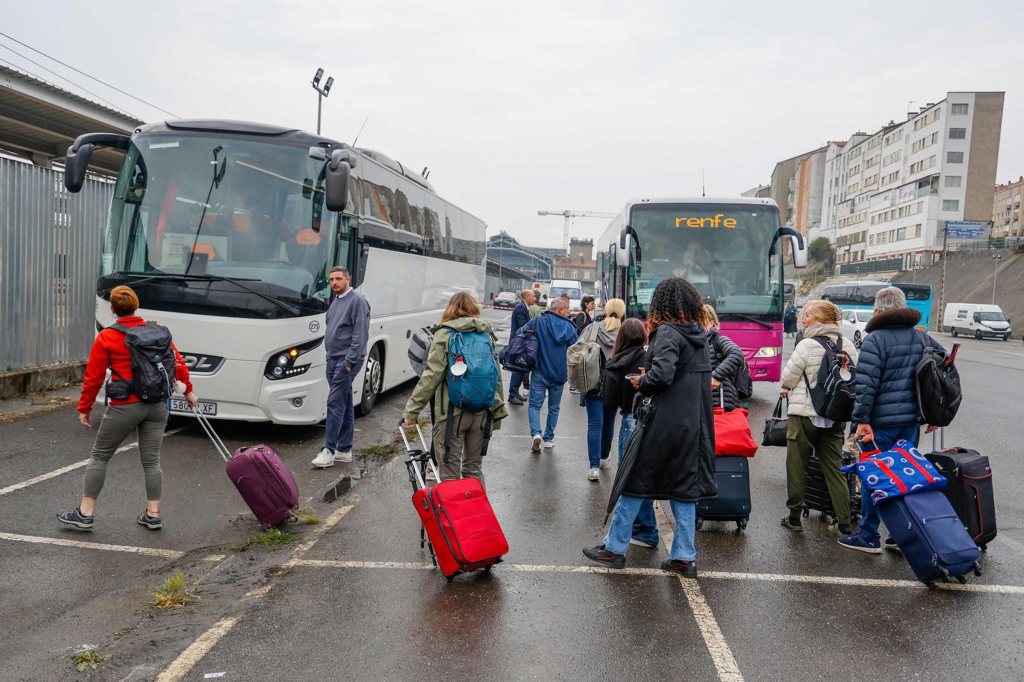 Renfe lo consigue: trasbordo ordenado del tren al bus y sin protestas en Santiago