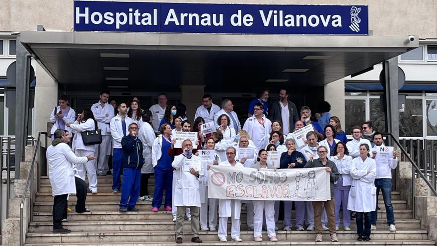 Huelga de médicos: Sanidad fija un 50 % de personal en quirófano y hasta tres médicos por ambulatorio