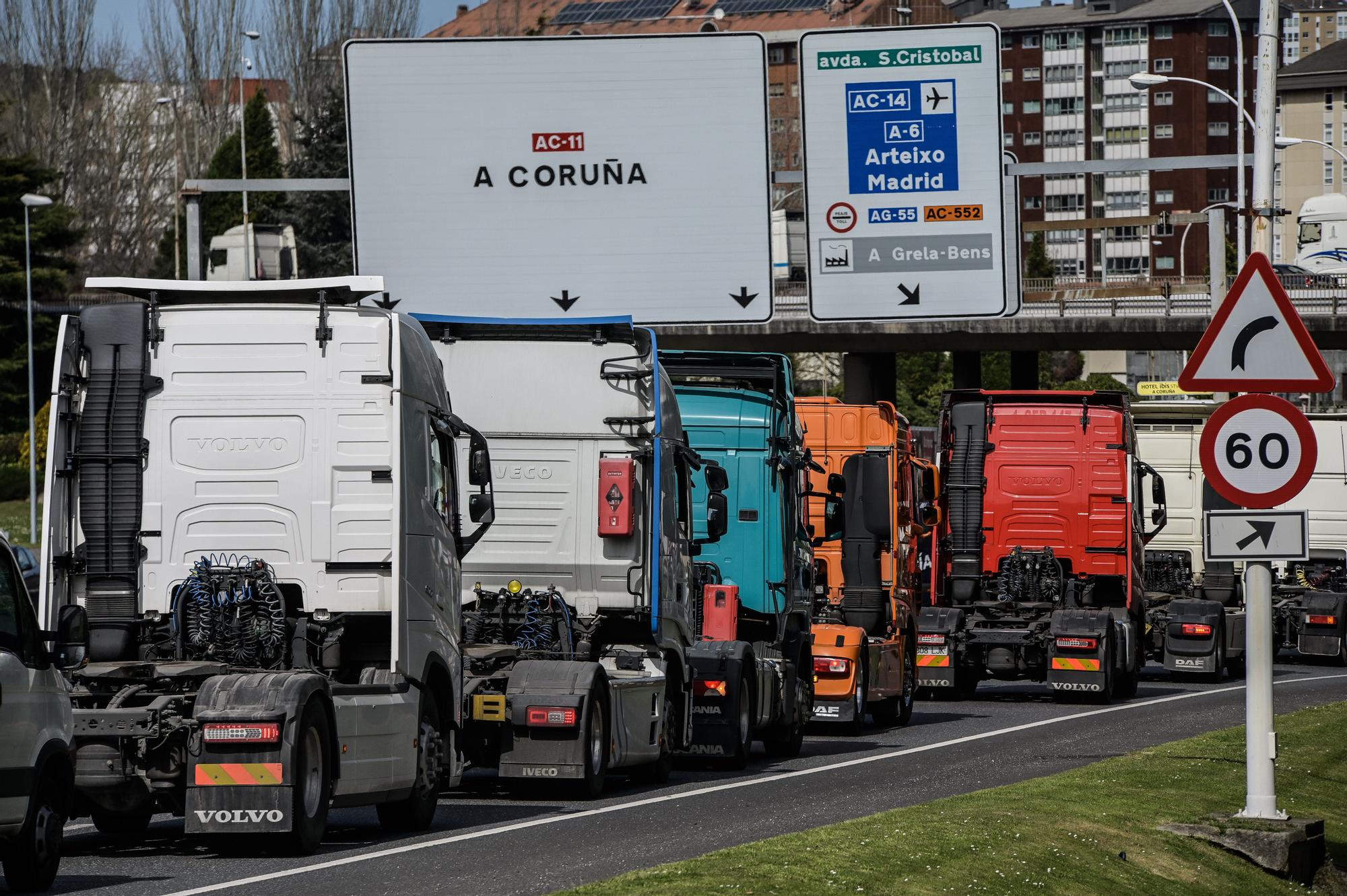 Una caravana de 200 vehículos protestan en A Coruña en el octavo día de huelga