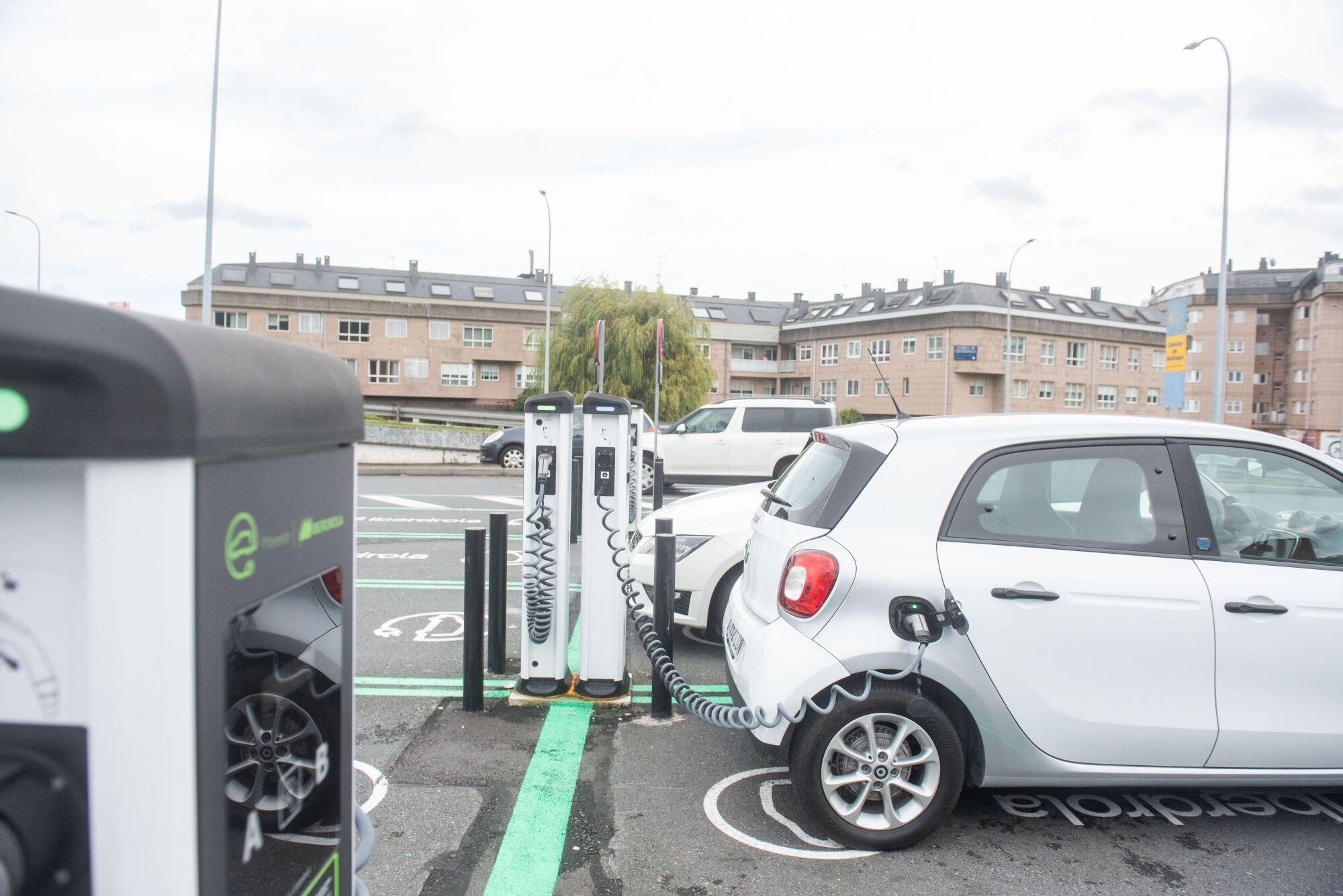 Un punto de recarga para coches eléctricos en A Coruña.