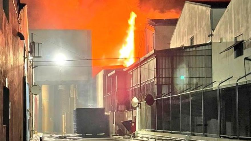 Un incendio afecta a dos naves industriales en Santa Cruz de Tenerife