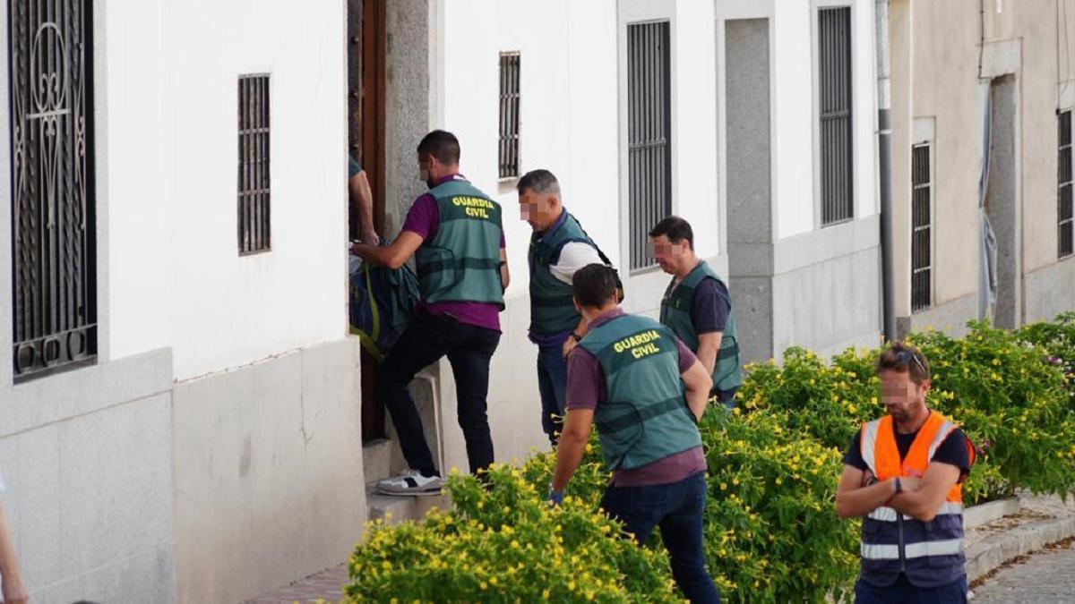 Agentes de la Guardia Civil acceden al interior de la vivienda de Pozoblanco en la que se han producido los hechos.