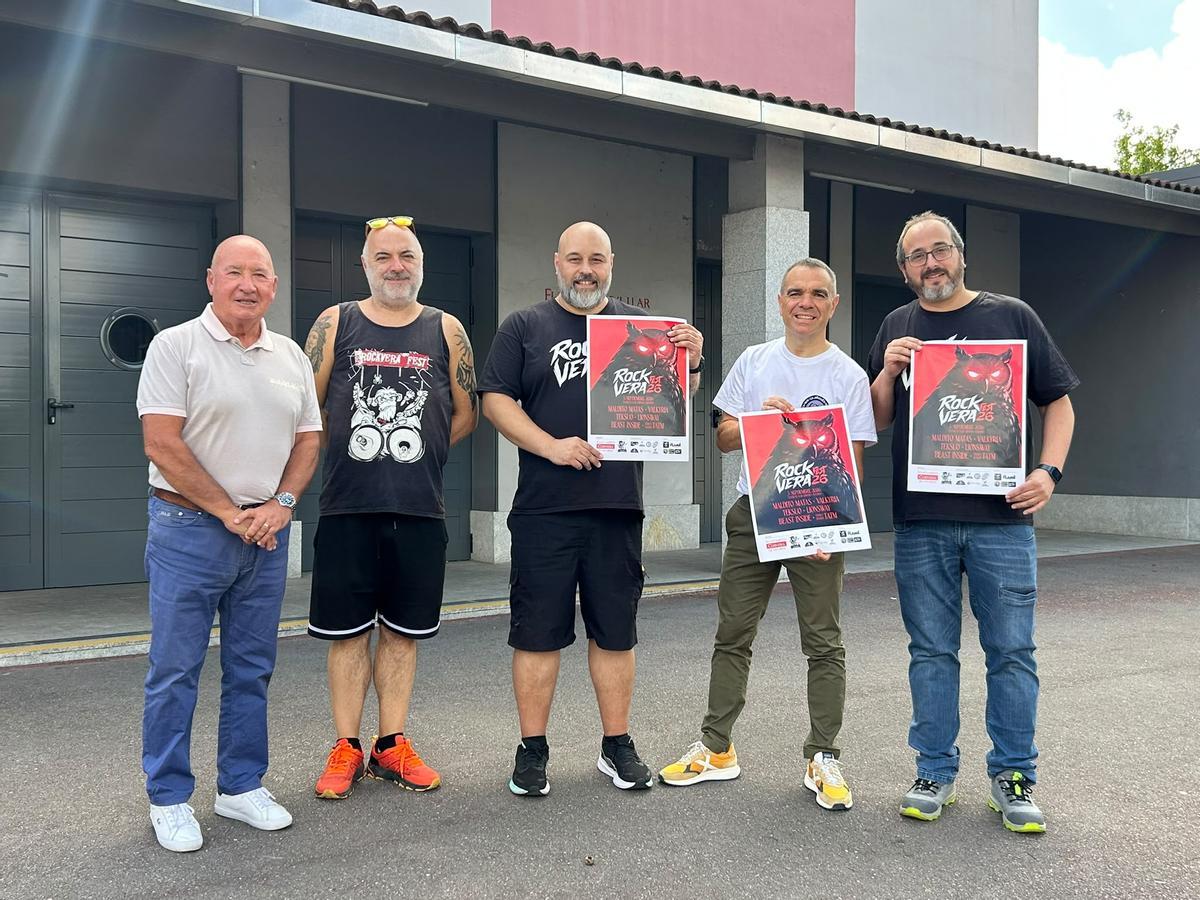 Presentación del festival Rockvera 2026 frente al Teatro El Llar de Las Vegas.