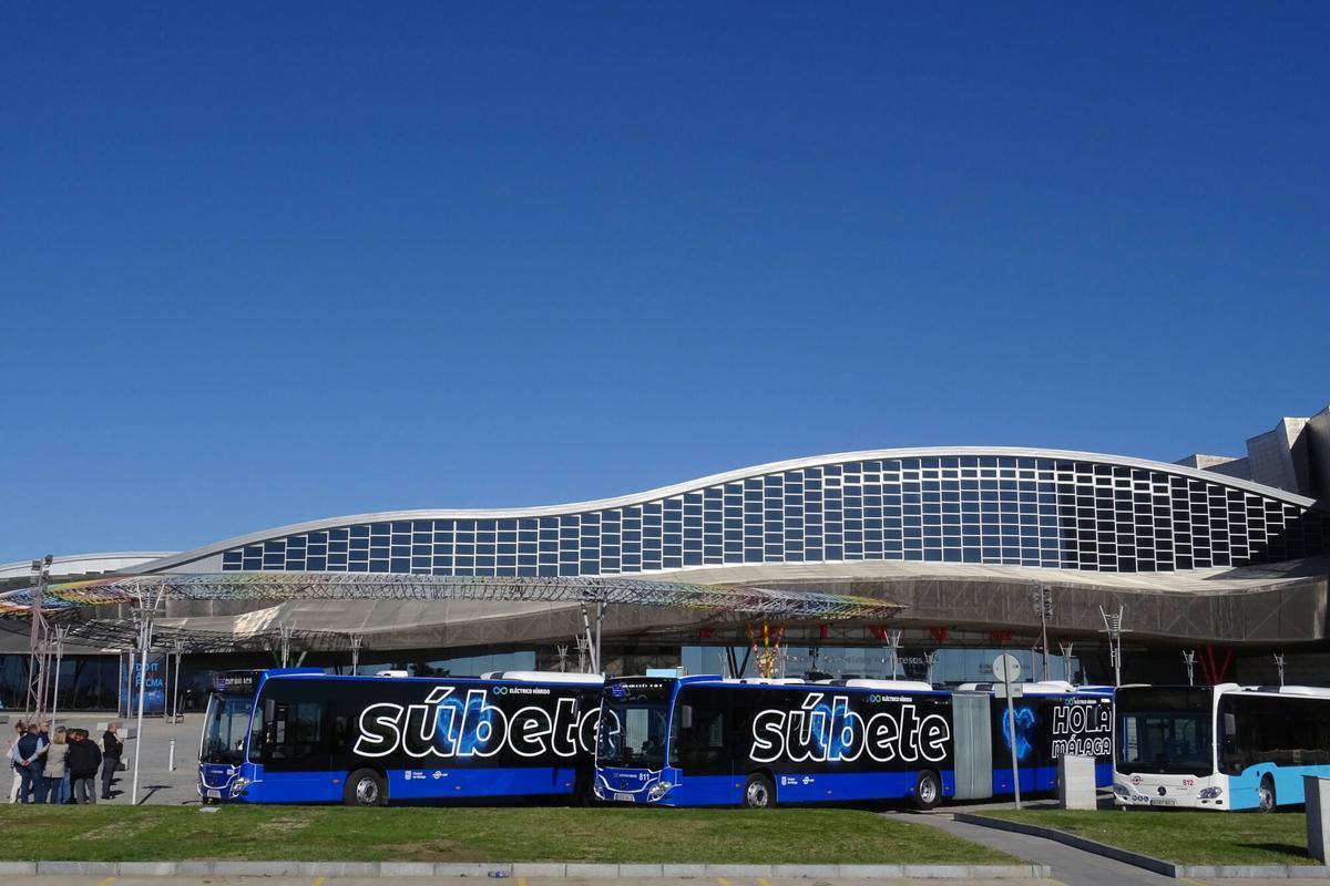 MLG 21-11-2025.- El alcalde de Málaga, Francisco de la Torre, junto a la edil de Movilidad, Trinidad Hernández, presenta los nuevos buses híbridos de la flota de la EMT