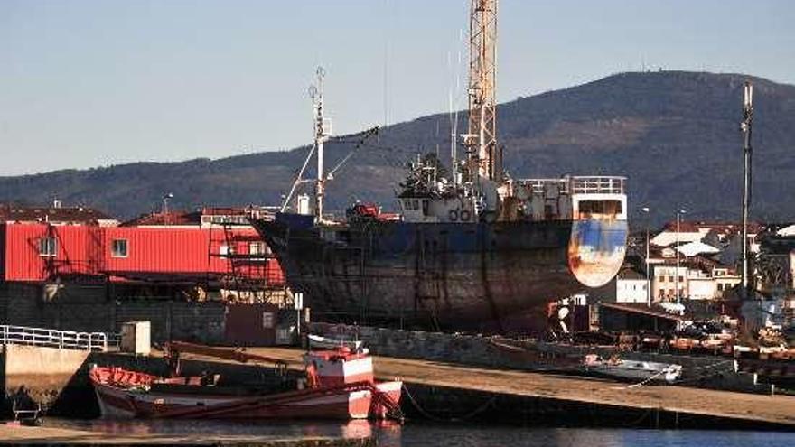 Barco afectado por el fuego en el varadero de Cambados. // I.A.