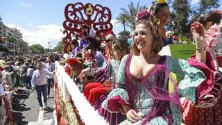 Una batalla de claveles al viento para recibir el Mayo Festivo