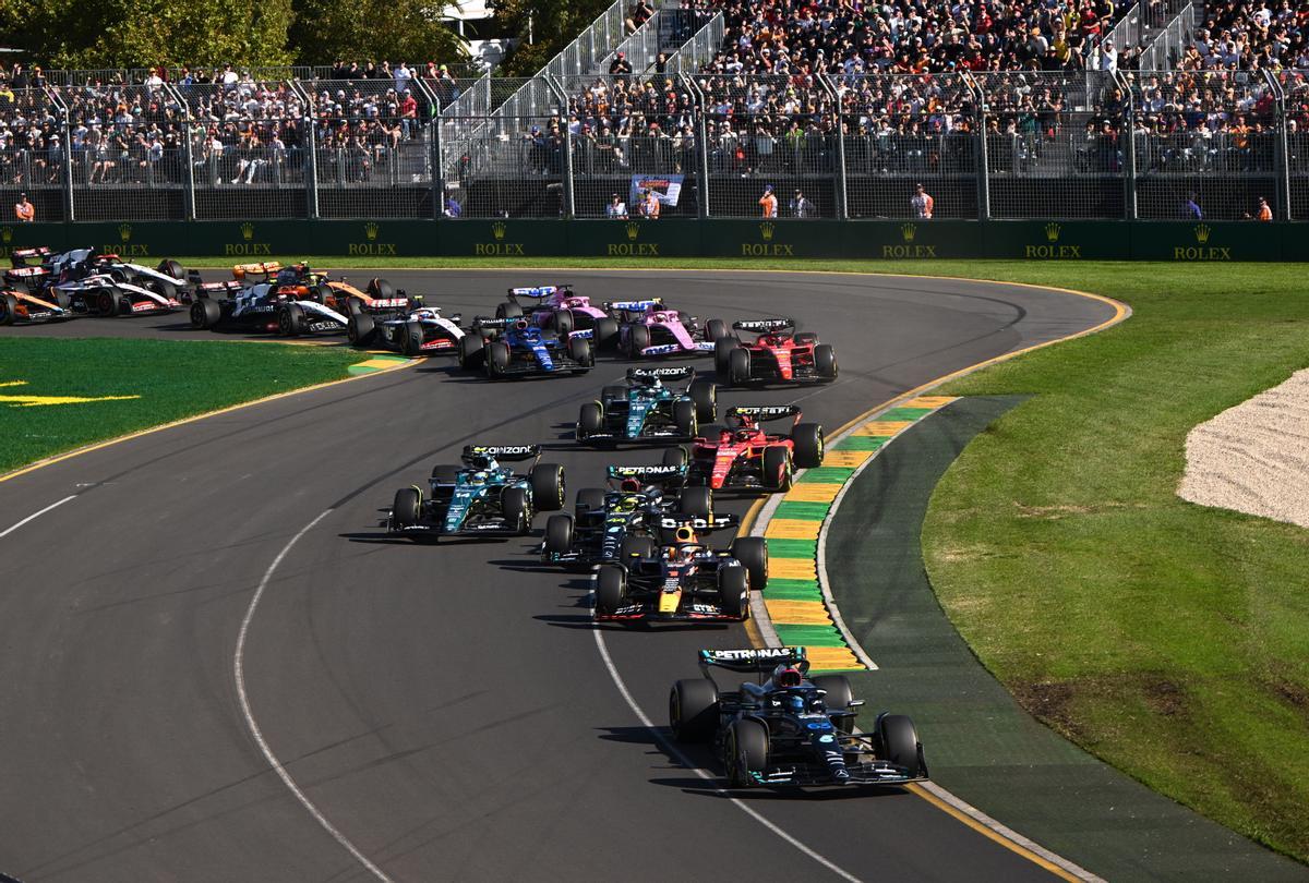 Melbourne (Australia), 02/04/2023.- Mercedes driver George Russell (R) of Great Britain leads Red Bull driver Max Verstappen (2-R) of the Netherlands on lap 1 of the the 2023 Australian Grand Prix at the Albert Park Circuit in Melbourne, Australia, 02 April 2023. (Fórmula Uno, Gran Bretaña, Países Bajos; Holanda, Reino Unido) EFE/EPA/JOEL CARRETT EDITORIAL USE ONLY AUSTRALIA AND NEW ZEALAND OUT