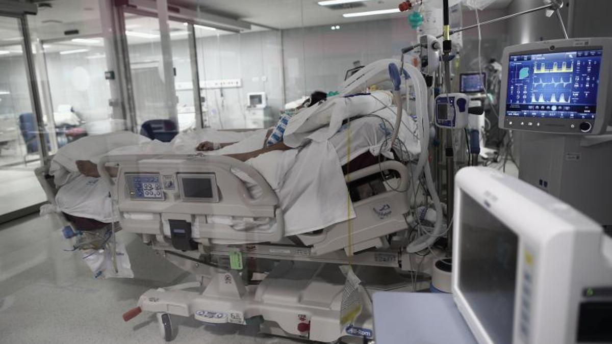 Un paciente reposa en una cama de un hospital, en una imagen de archivo.