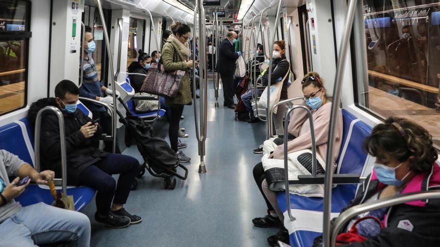 Interior d&#039;un vagó del metro de Barcelona, aquest matí, amb els viatgers separats i protegits per mascaretes