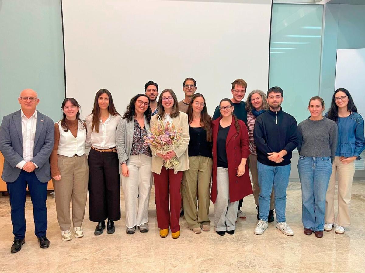 Foto de familia tras la consecución de su tesis doctoral en la UMH de Elche