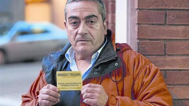 Denunciado 8 Miguel Romero muestra, ayer, una de las pegatinas por las que ha recibido las sanciones.
