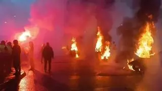 Con barricadas, pirotecnia, sirenas y hasta lanzamiento de huevos: así comenzó esta madrugada la huelga indefinida de los trabajadores de Ence en Navia