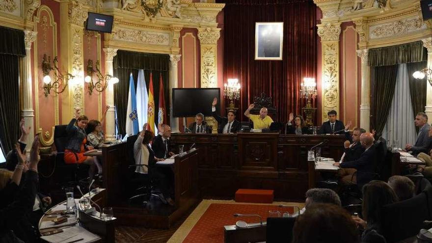 Votos en contra de una moción durante el pleno ordinario celebrado ayer en el Concello. // Brais Lorenzo