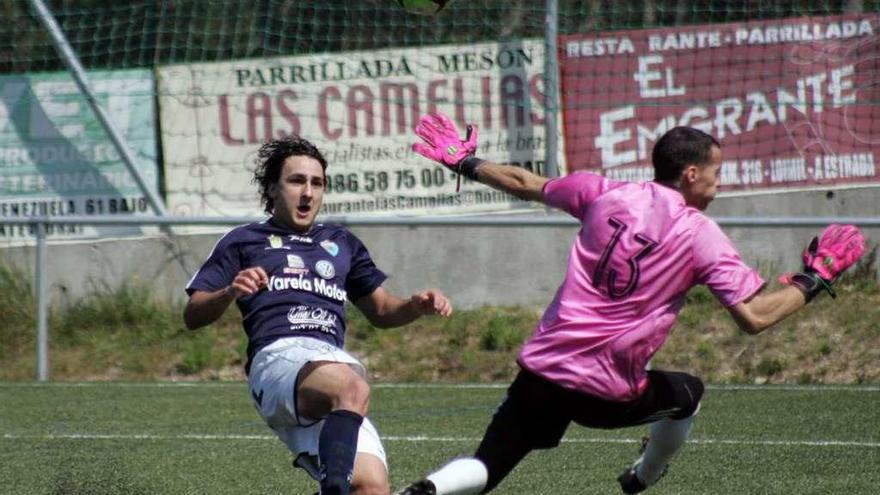 El delantero dezano Íker remata alto en un mano a mano contra Lestón. // Bernabé/Luismy