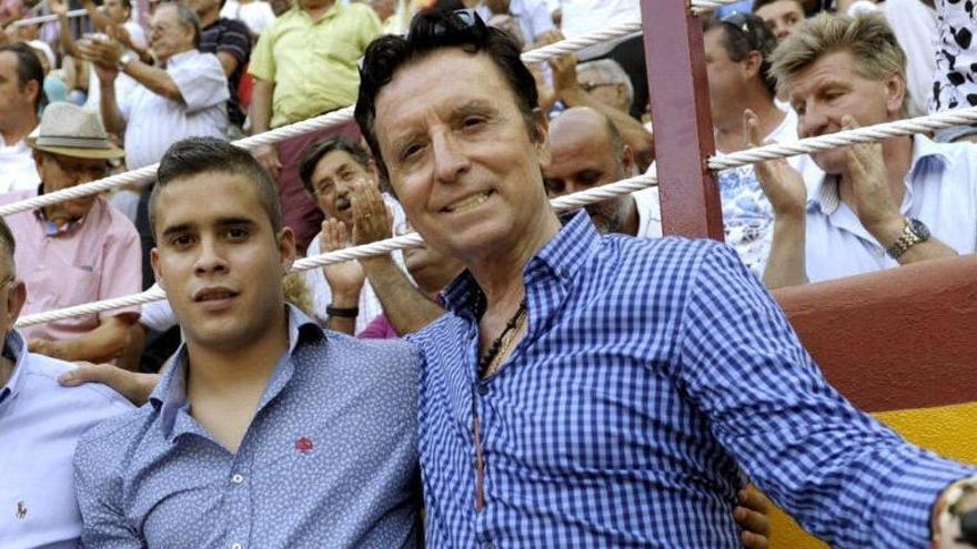 José Fernando Ortega Cano, con su padre en una foto de archivo.