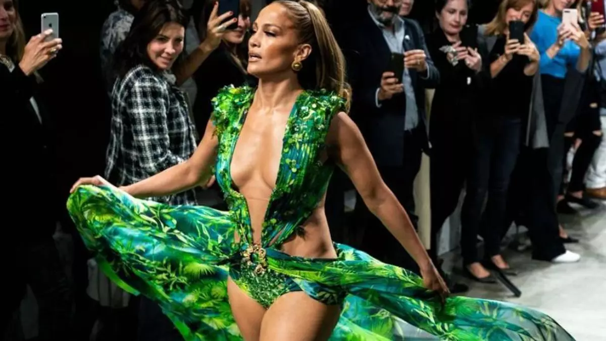 Qué fue del vestido de Versace con el que Jennifer Lopez hizo historia: de inspirar Google Imágenes a un museo