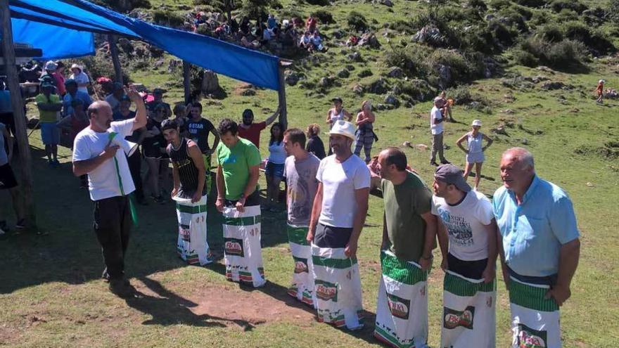 El alcalde de Morcín, a la derecha, en la carrera de sacos que se organizó en la fiesta.