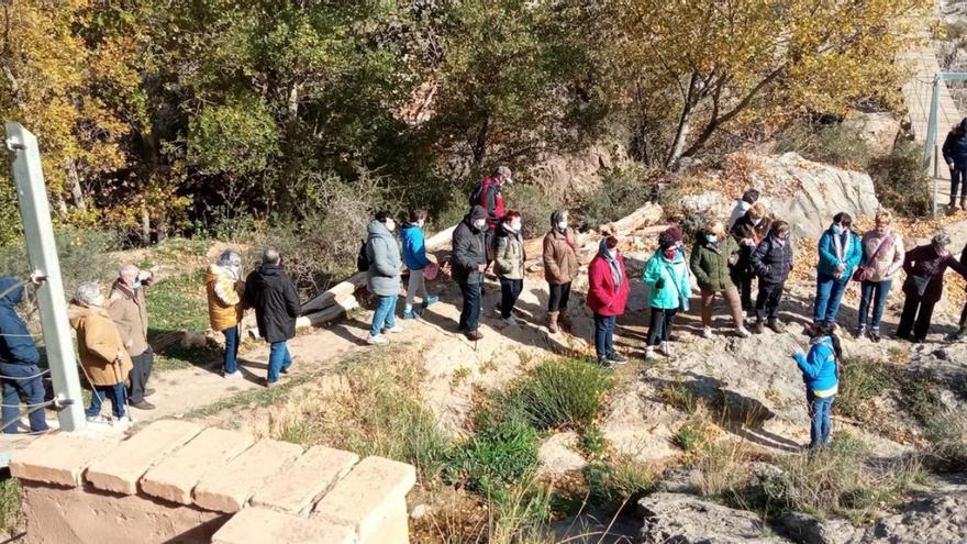 En Almonacid de la Cuba hicieron una visita guiada a la presa sobre el río Aguasvivas.