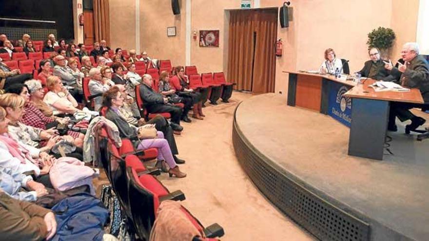 El obispo de Mallorca, Javier Salinas, presentó al sacerdote y doctor en Teología Moral Joan Costa Bou.