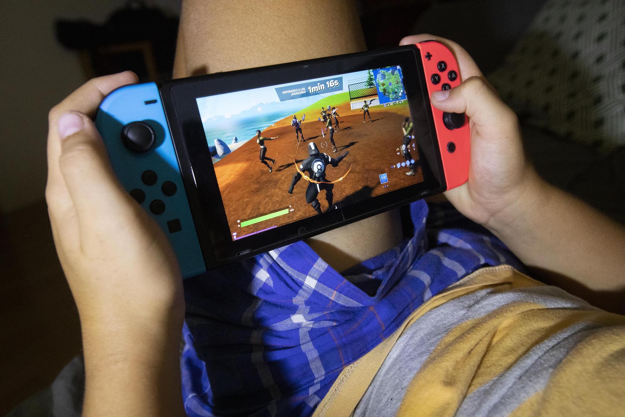 Un adolescente jugando con videojuegos