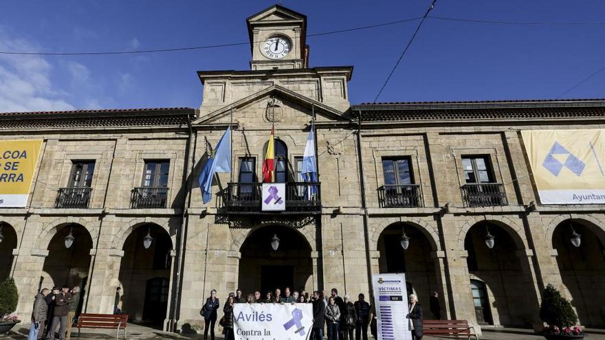 Concentración, ayer, contra la violencia de género frente al Ayuntamiento de Avilés