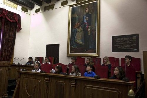 Los niños toman el salón de plenos de Elche